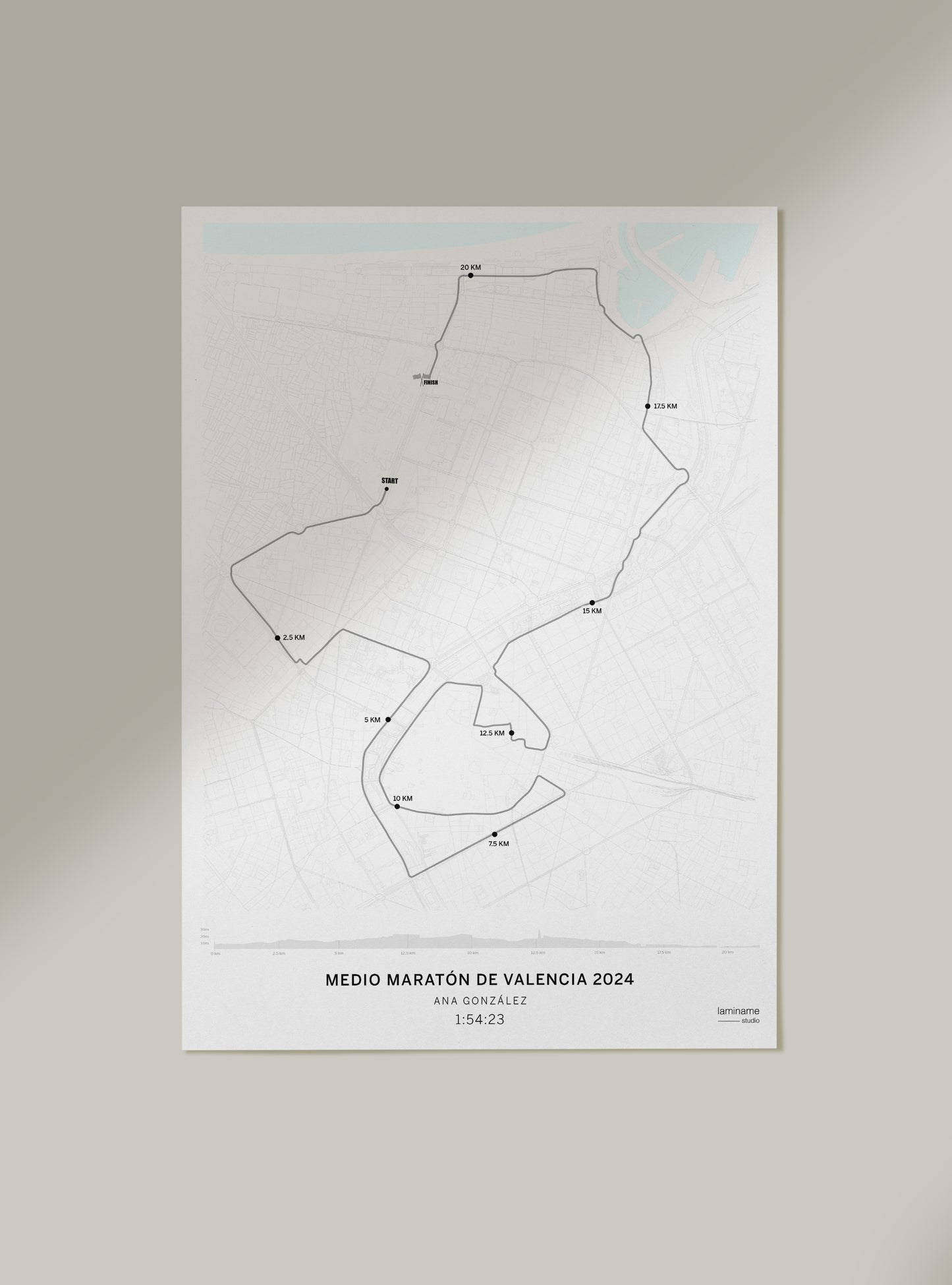 Diseño exclusivo de la Media Maratón de Valencia sobre cartografía urbana, ideal como regalo personalizado para corredores y corredoras.