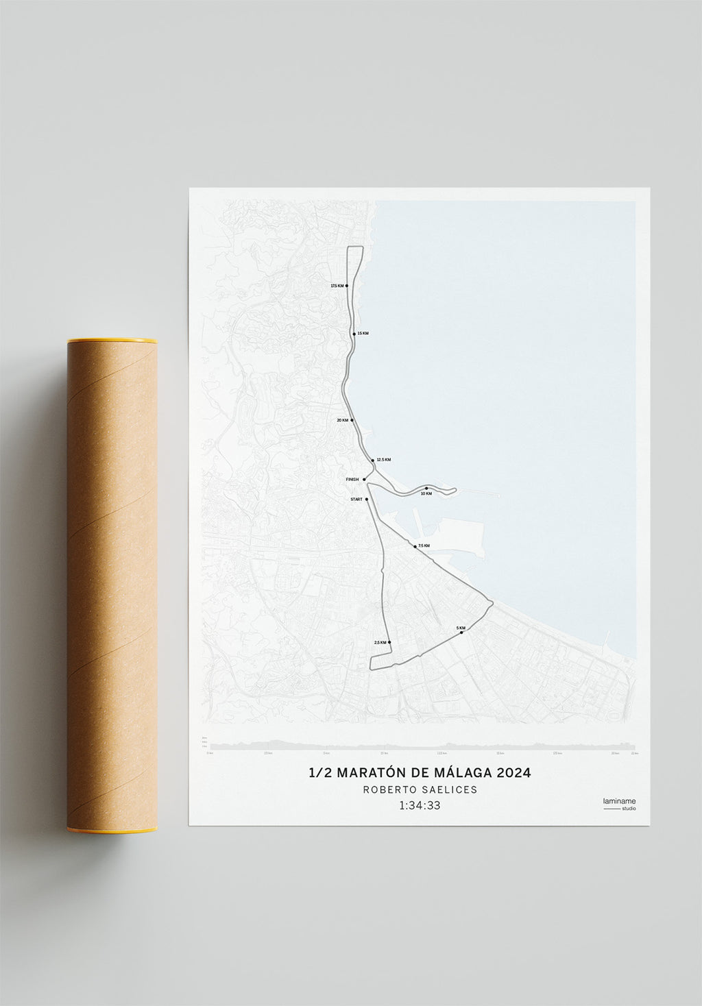 Detalle del recorrido del Medio Maratón de Málaga en un diseño artístico minimalista.