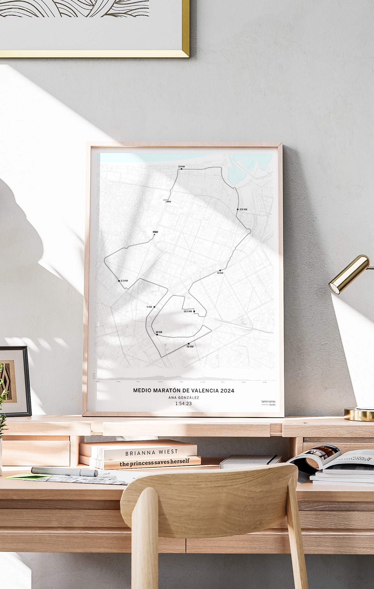 Póster con diseño minimalista del recorrido de la Media Maratón de Valencia 2024, con altimetría y orientación real.