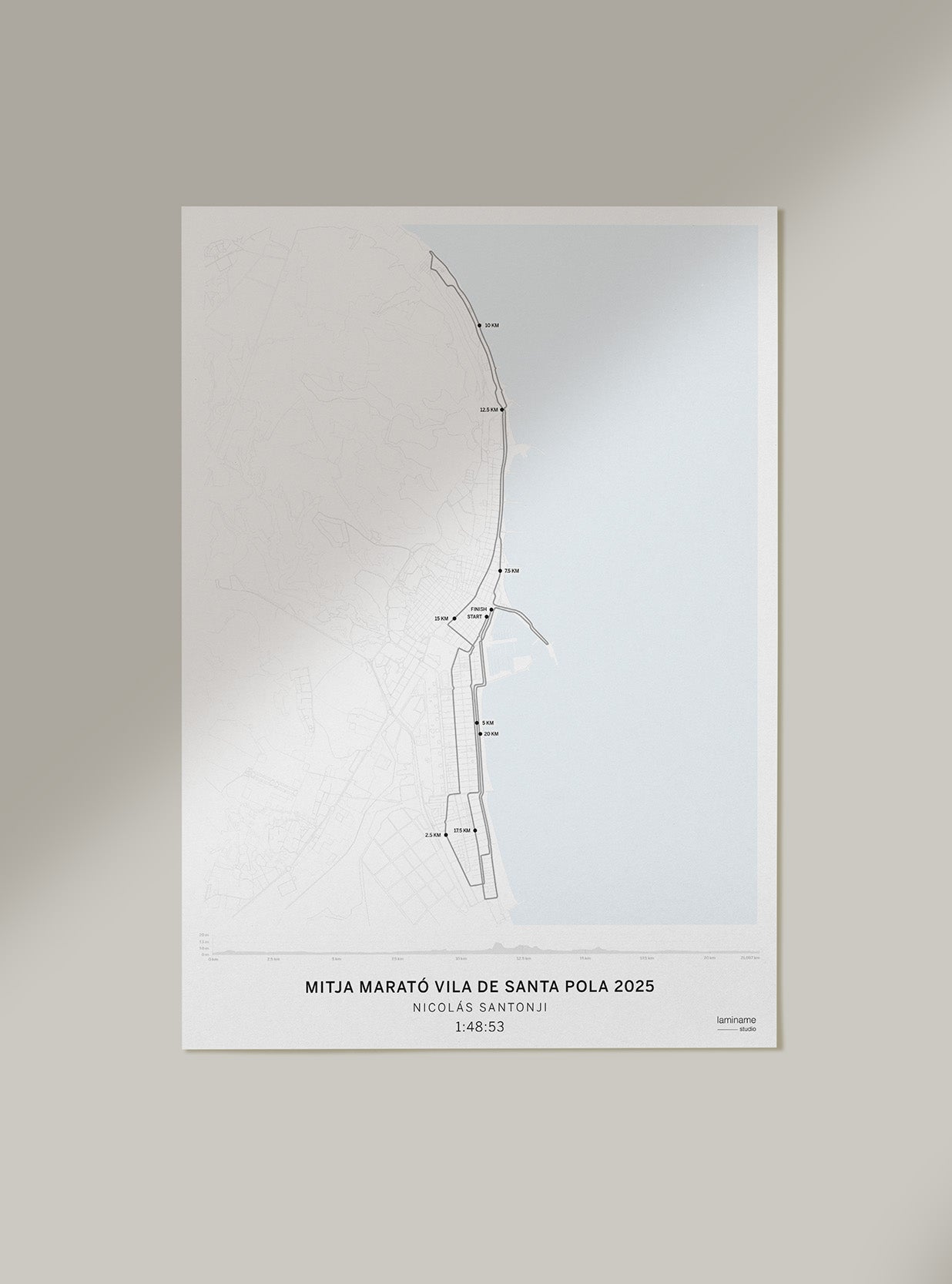 Lámina personalizada de la Mitja Marató Internacional de Vila de Santa Pola con mapa de la ruta, con posbilidad de personalizar con tu nombre y tiempo, ideal para regalar