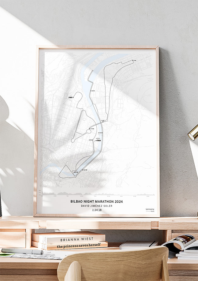 Póster enmarcado del Bilbao Night Maratón 2024 de laminame - diseño exclusivo para recordar la carrera