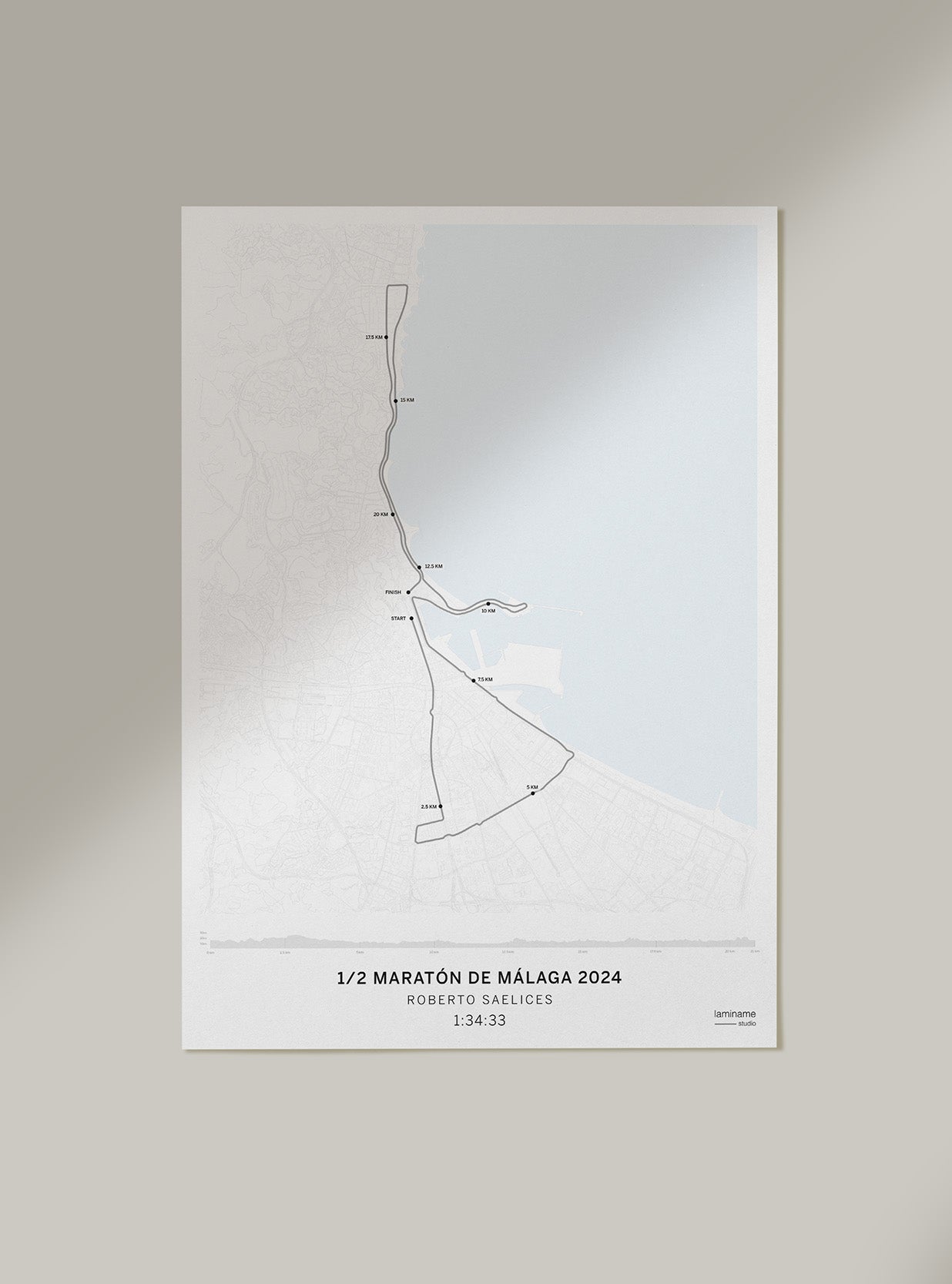 Mapa enmarcado del Medio Maratón de Málaga ideal para decoración de interiores.