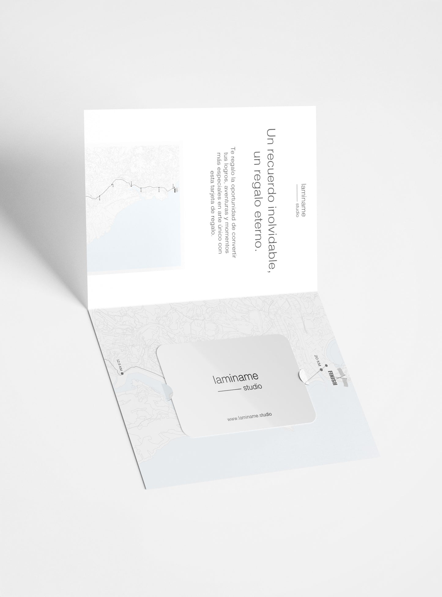 Tarjeta de regalo laminame en elegante sobre, perfecta para regalar personalización de mapas y pósters.