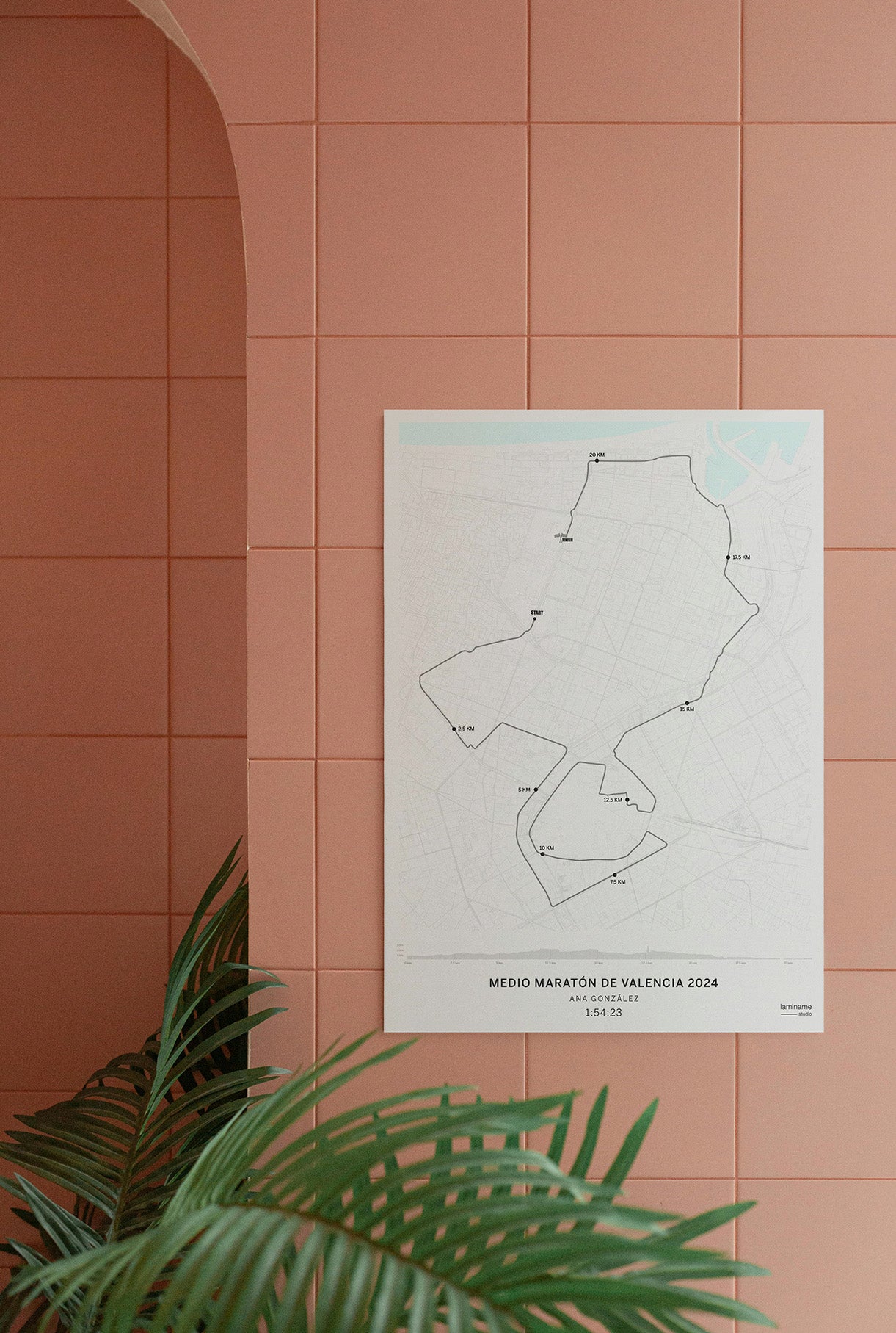 Póster personalizado con el recorrido completo de la Media Maratón de Valencia Zurich, incluyendo calles, altimetría y detalles cartográficos reales